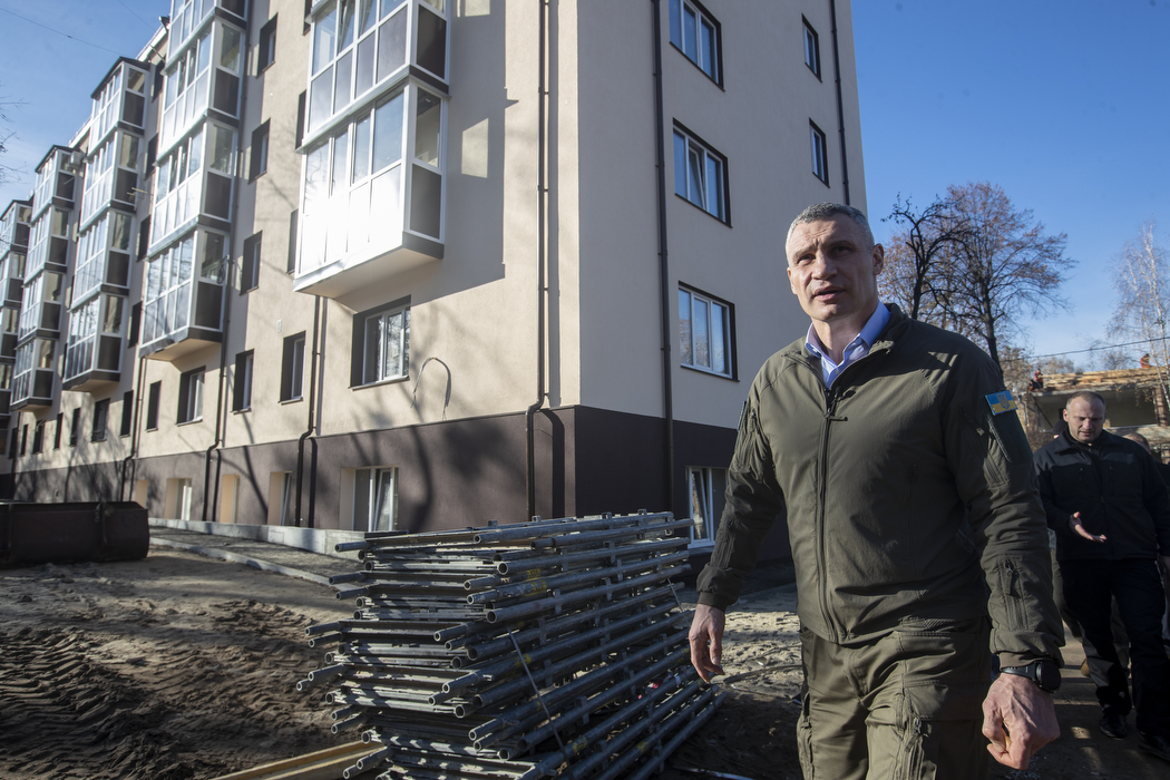 Кличко перевірив, як відбувається відновлення столичних будинків після російських обстрілів